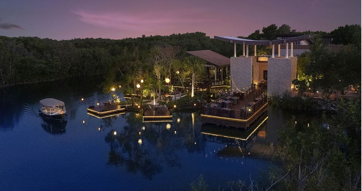 What is the signature restaurant of Banyan Tree Mayakoba? Take the